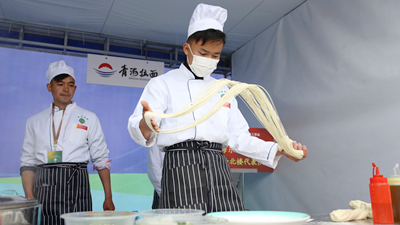 拉面技藝哪家強？來看青?；〉倪@場比拼！